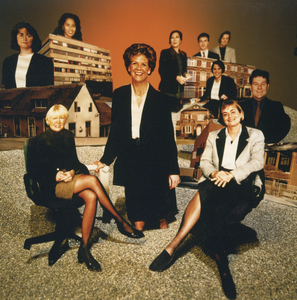 360027 Groepsportret van de Utrechtse makelaar Ans de Wijn en haar medewerkers.